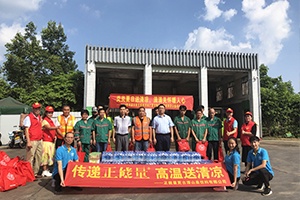 1586594234135415.jpg 匯源集團(tuán)夏日送清涼活動慰問一線環(huán)衛(wèi)工人.jpg