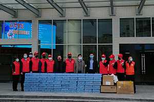 1586594687886374.jpg 2020抗擊疫情-賴運(yùn)宏董事長(zhǎng)帶隊(duì)給市人民醫(yī)院正能量山泉水等抗疫物資.jpg